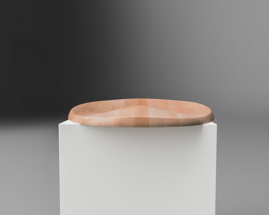 koivusta valmistettu luupuu istuin kuvattuna edestä valkoisen jalustan päällä