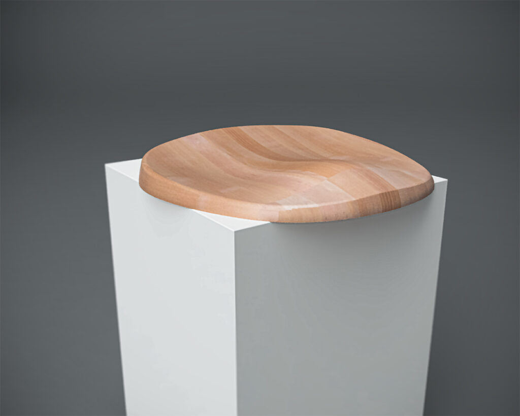 koivusta valmistettu luupuu istuin kuvattuna etuviistosta valkoisen jalustan päällä