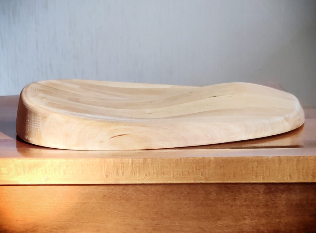 Kuva luupuu istuimesta puisen tuolin päällä kuvattuna sivusta