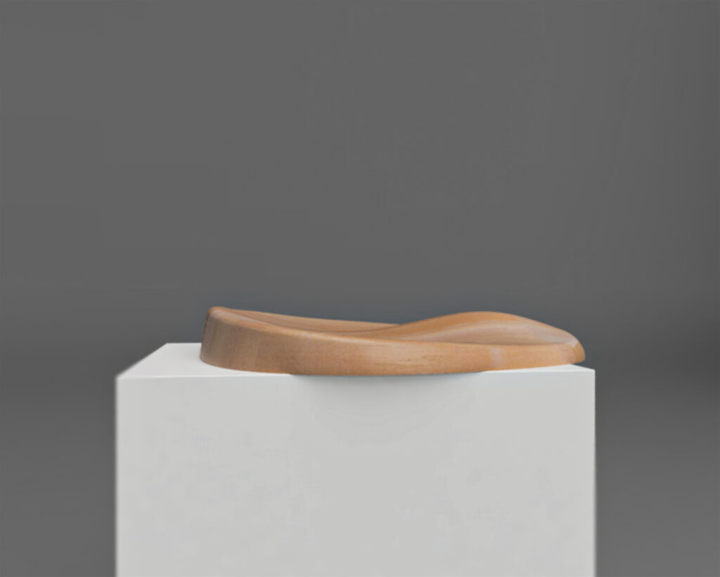 koivusta valmistettu luupuu istuin kuvattuna sivusta valkoisen jalustan päällä