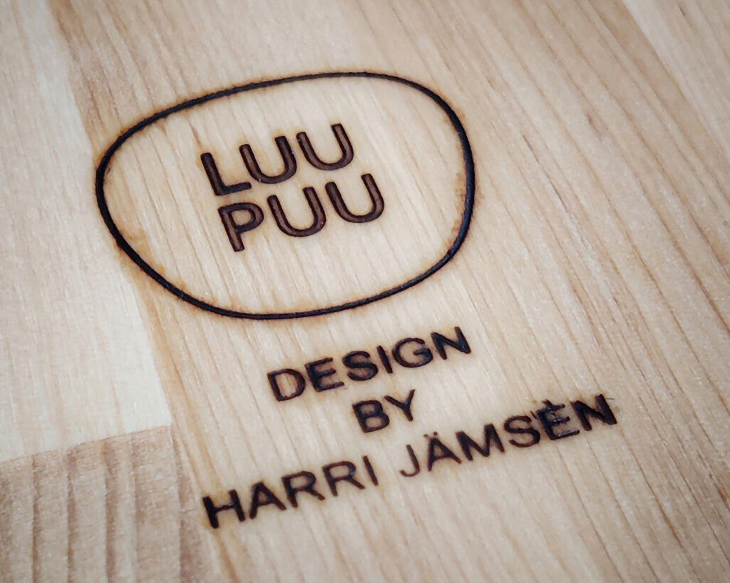 luupuu istuimen pohjasta lötyvä logo ja teksti "design by Harri Jämsen " polttomerkki